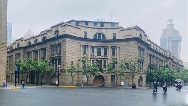 上海黄浦 外滩第二立面“黑色污染”整治拉开！百年工部局大楼再现清朗真容