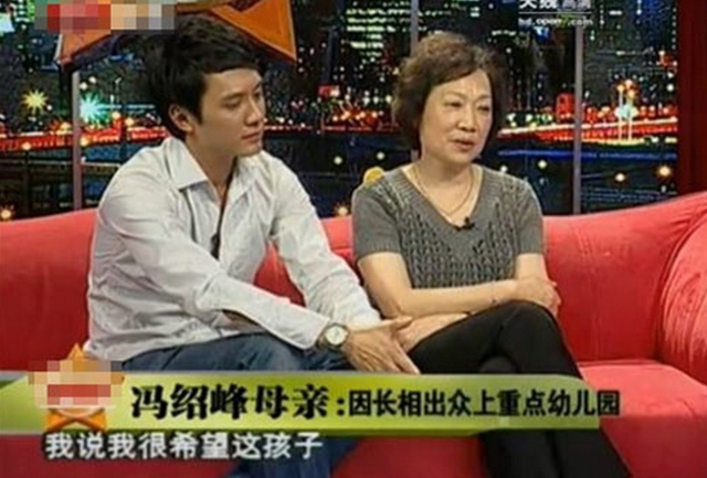 姚策|冯绍峰儿子罕曝真容，“想想”包子脸神似颖宝，小家伙虎头虎脑