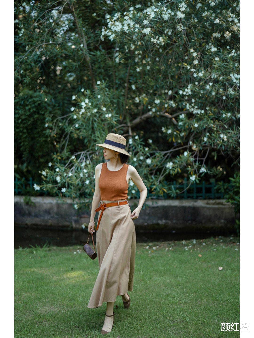 颜红橙|早秋“裙子”怎么穿？学三木搭配无袖针织衫，高级精致又显气质