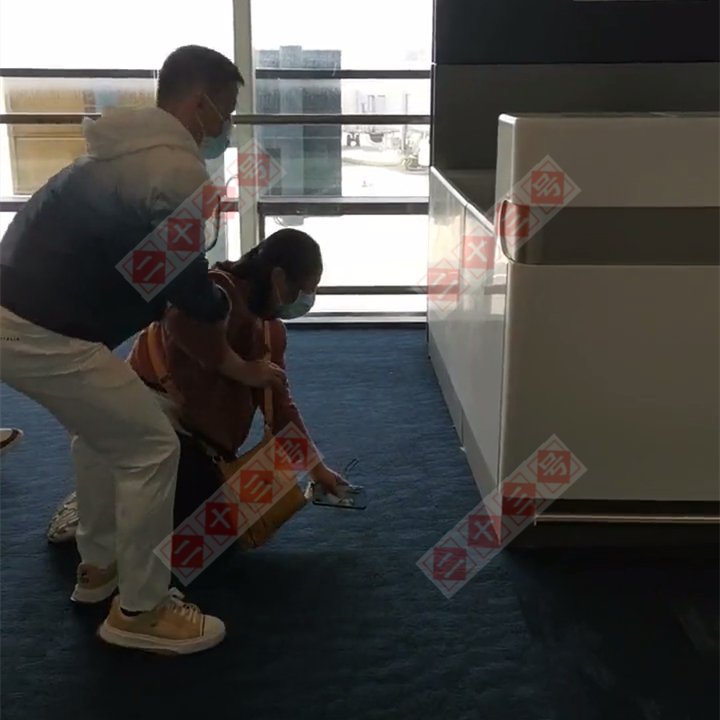 二十三 父亲去世，上海一航班因天气原因无限延迟，女子不能回家崩溃痛哭