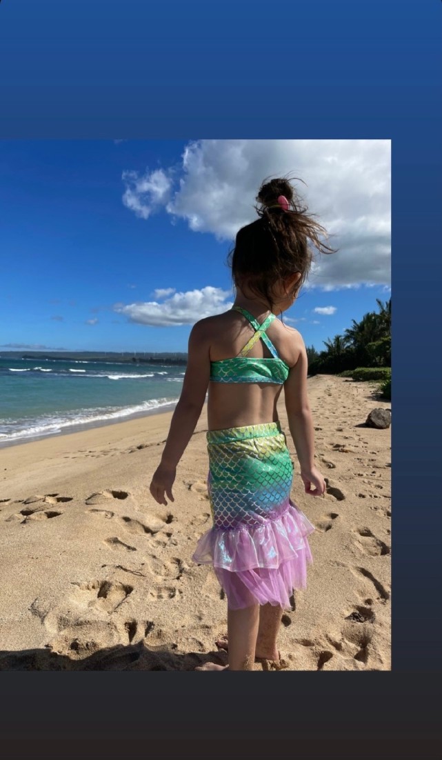 陈冠希|陈冠希女儿和保姆的儿子合影,两人青梅竹马,相互依偎cp感十足