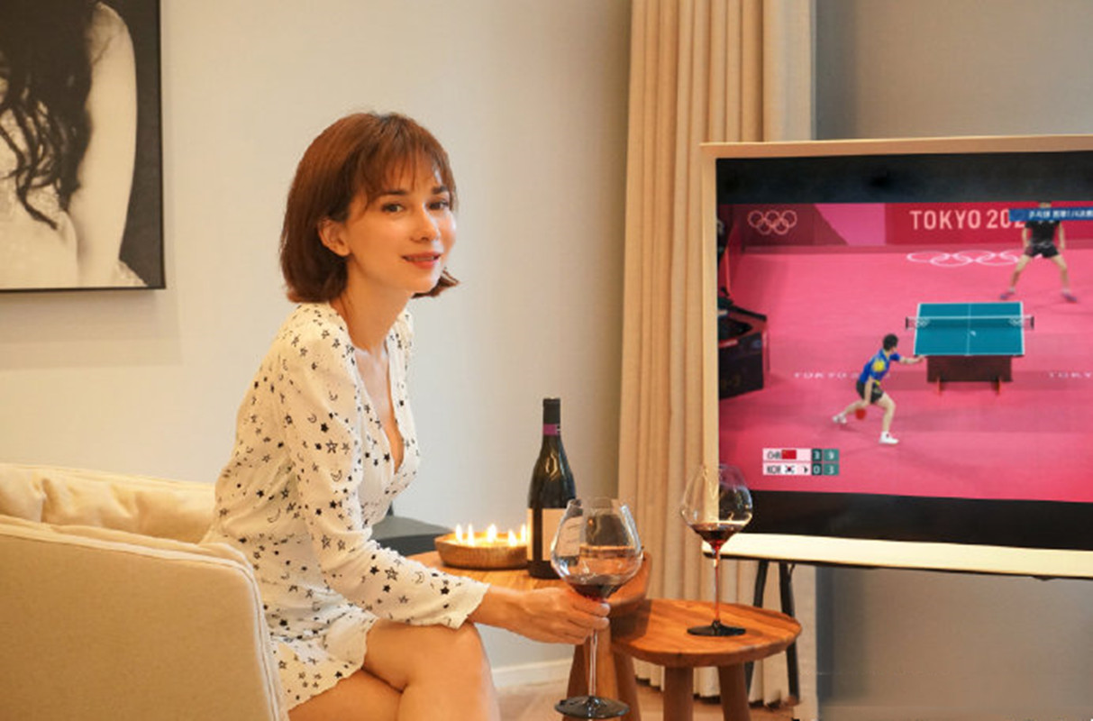 霍启刚|打戏出身的卢靖姗也懂浪漫，居家穿V领短裙，韩庚镜头下太惊艳