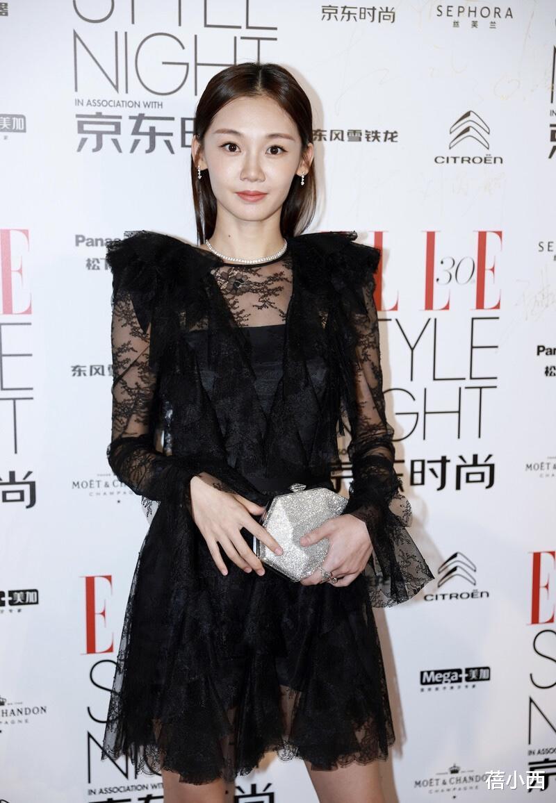 苗苗|郑恺的爱人苗苗又美出圈了，穿蕾丝小黑裙优雅又时髦，气质太惊艳