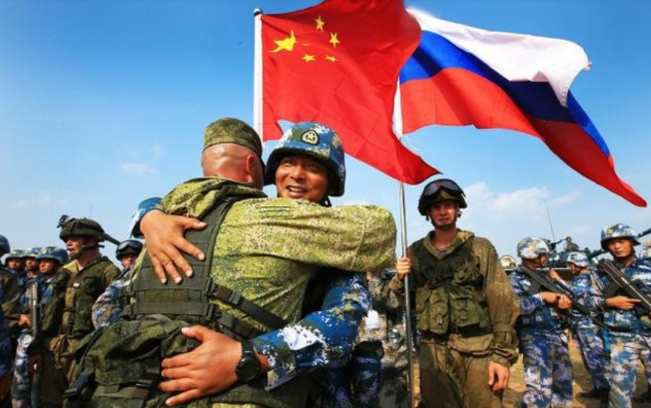 美國最不願看到的事發生瞭！俄軍抵達中國，中俄兩軍強勢亮劍-圖3