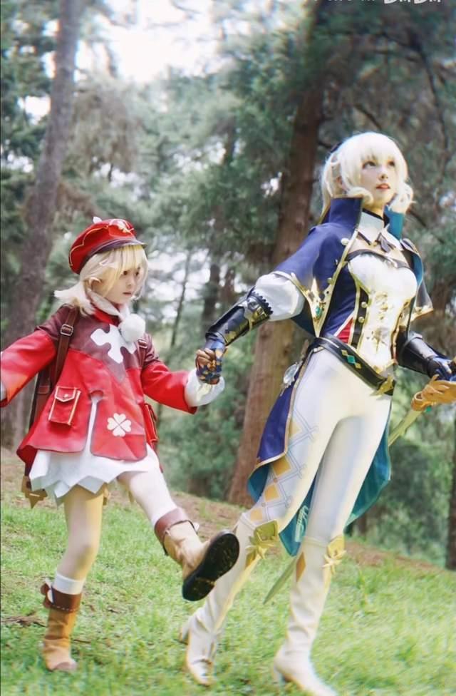二次元|妈妈带6岁女儿出原神cos？互相当后勤打反光板，成片火遍全网