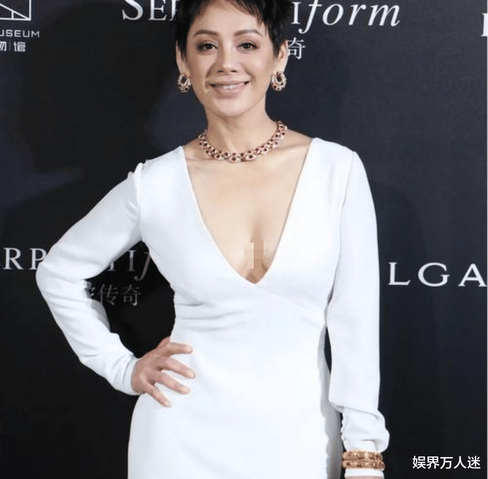 袁立|女星越老红毯越爱露？袁立穿透视衣真空上，宁静现场脱外套很经典