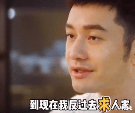 黄晓明|黄晓明与乘客们一起挤地铁，打扮不输小鲜肉，大高个在地铁里非常显眼