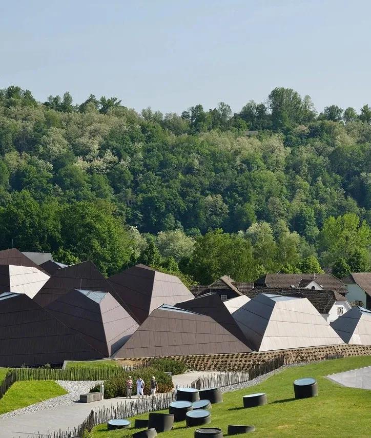 亿伽设计│温泉设计│洗浴设计│酒店设计│特玛利亚家庭健康中心：用几何屋顶围住的游泳池