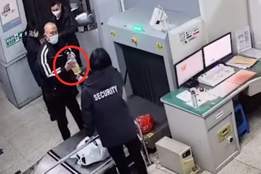 明日社会 浙江一男子坐火车过安检白酒被扣,他当场对瓶吹…