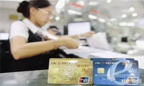 银行 银行的人，为什么天天“追着你”办信用卡？看完你就明白了