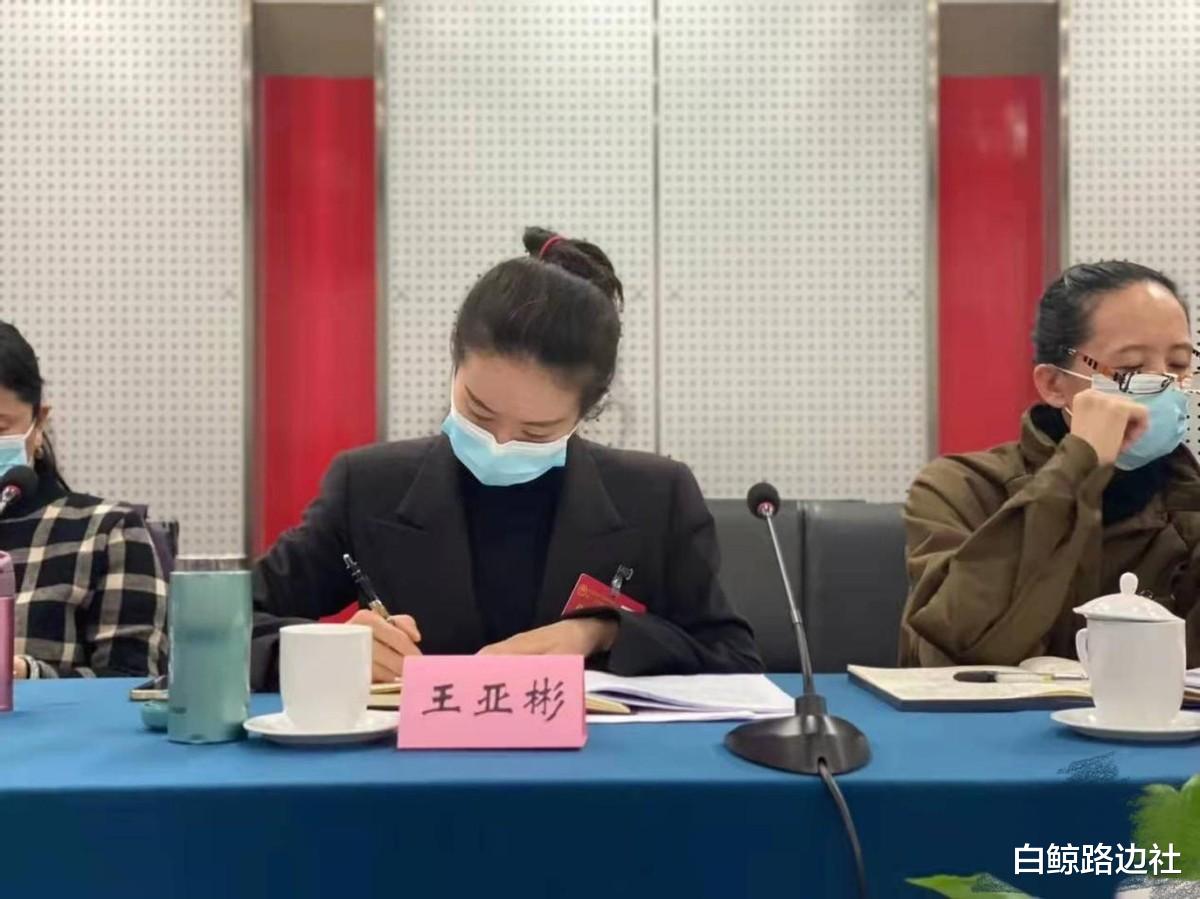 梁洁|王亚彬晒健身视频！蜘蛛腿睫毛好浮夸，放弃演王小蒙到北舞当老师