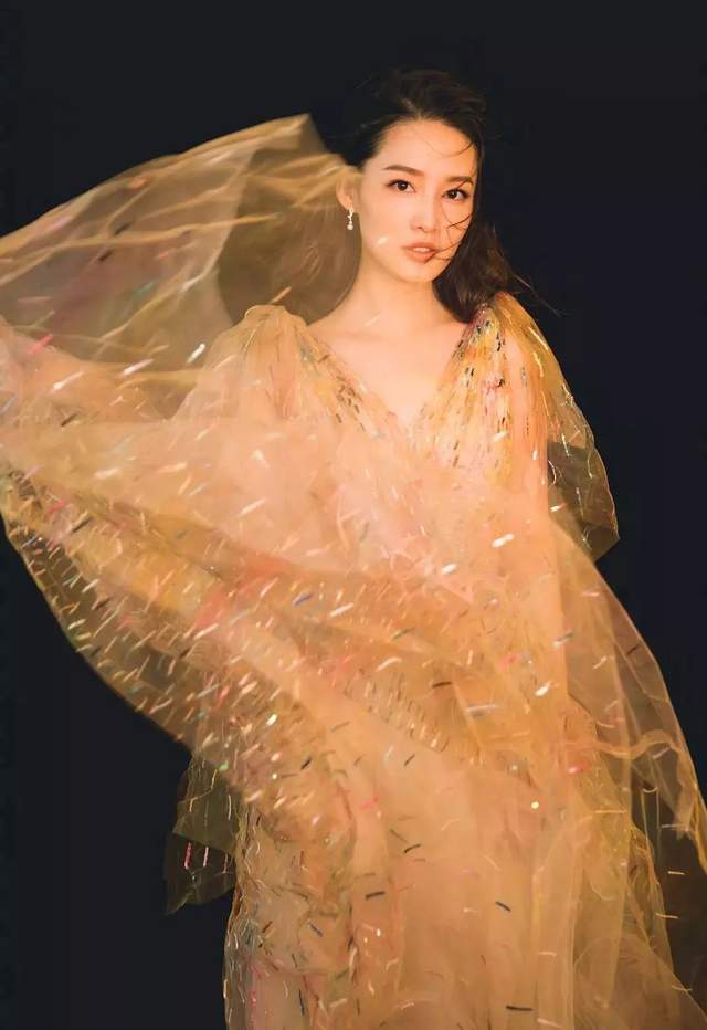 李沁|出道即巅峰，杨幂给作配，被韩媒称中国妖精，网友：颜值演技并存