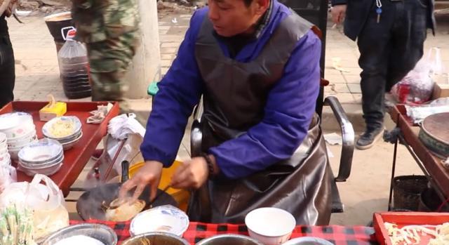 忆家的小食堂 陕西小镇上的露天小摊，30年只卖一种小吃，靠一个烂碗养活3代人