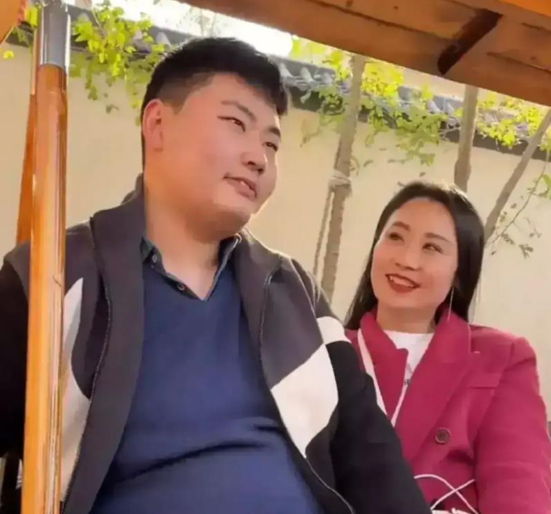 女孩|朱单伟离婚后成“香饽饽”，有人拉横幅堵门，还有人扬言为他生娃