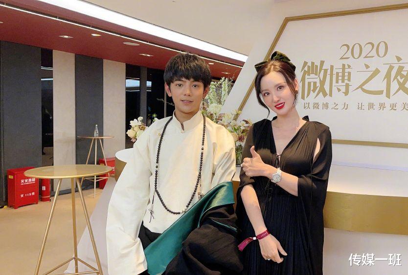 主持人|看微博之夜贾玲沈腾张小斐合影时的手部细节动作，能把你笑哭