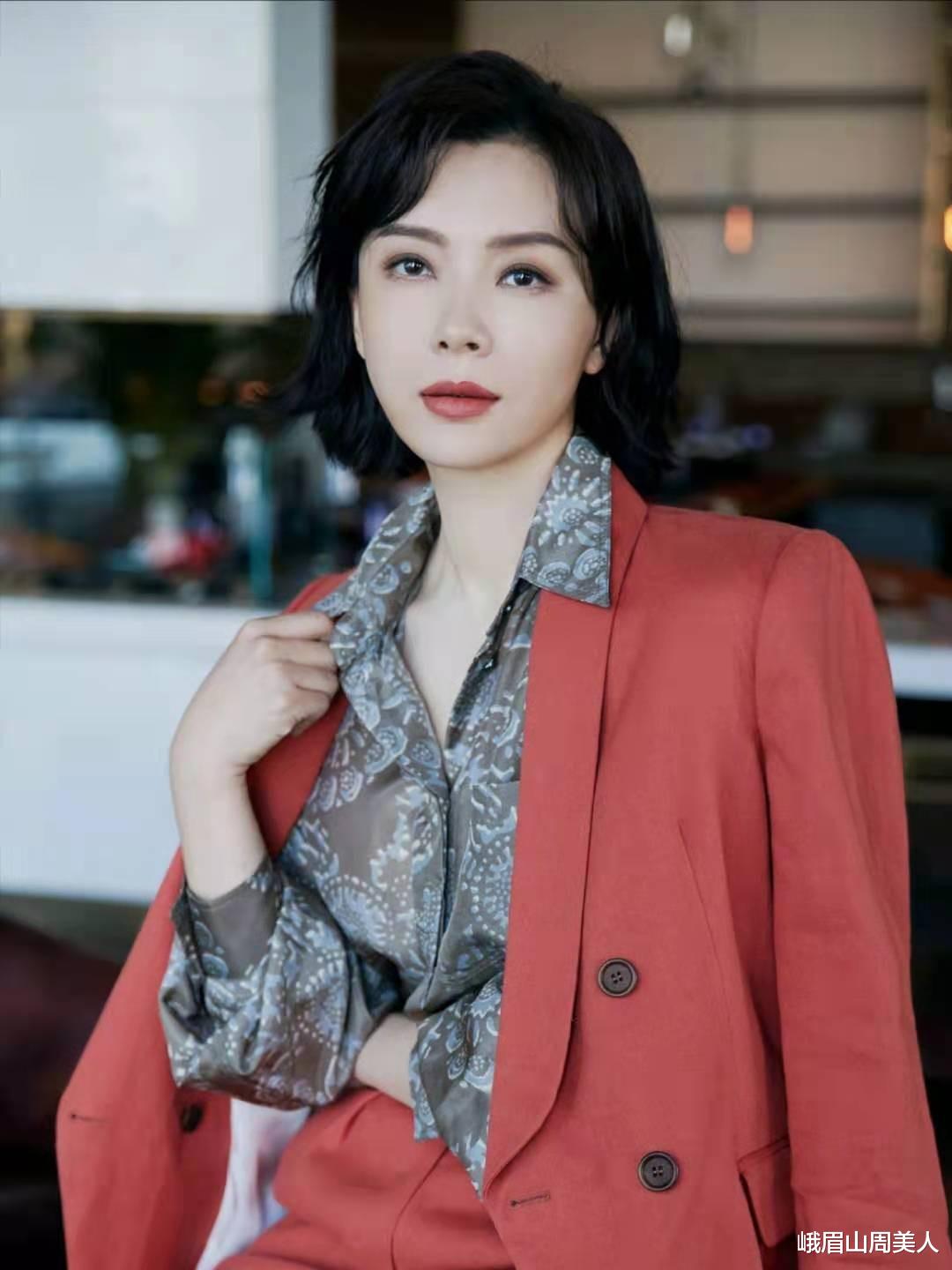 赵露思|?女人过了45岁尽量别留长发、烫卷发！推荐这5款发型，太减龄
