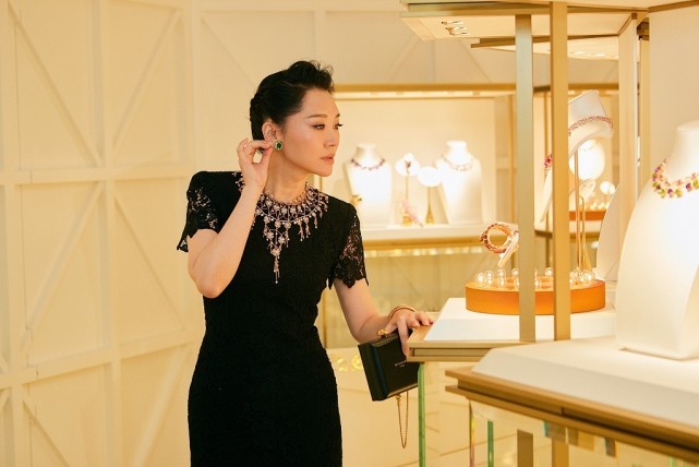 Lady变美日记|50+的许晴真是一点不畏惧年龄,穿紧身礼服裙摆还透着光,胆子真大