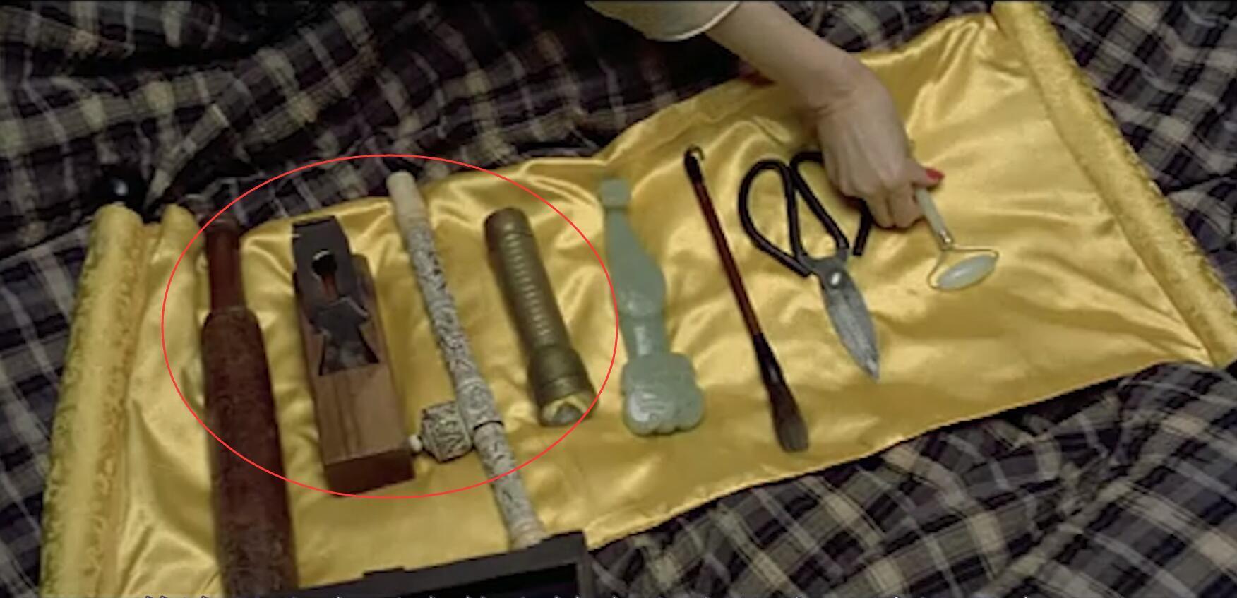 让子弹飞|《让子弹飞》删减片段，张麻子和夫人在床上，夫人掏出了几样东西