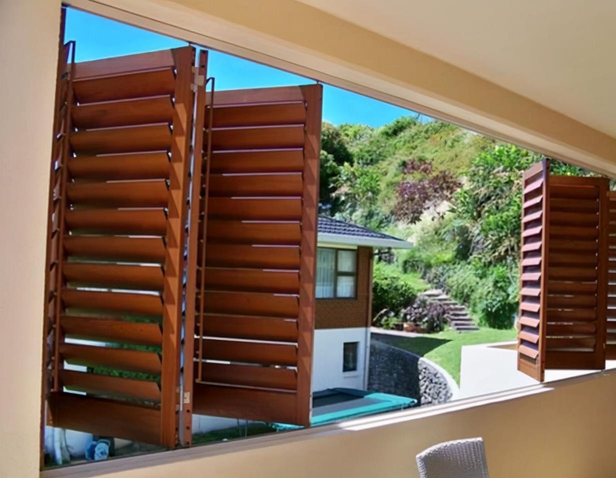 |阳台只封一半，上面用百叶折叠窗，好处只多不少，连窗帘都省了