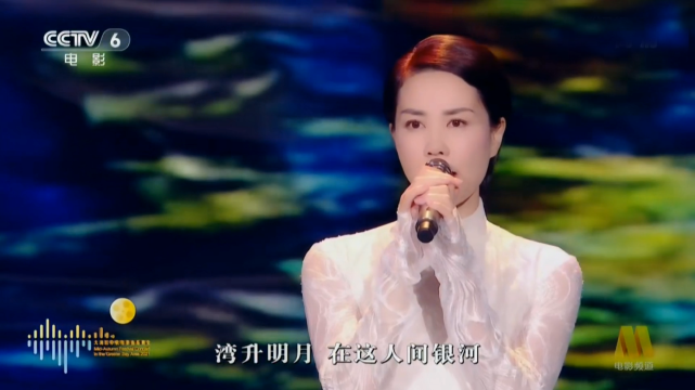 剧本杀|王菲献唱中秋晚会状态佳，造型被揭秘：旗袍是国内设计师作品