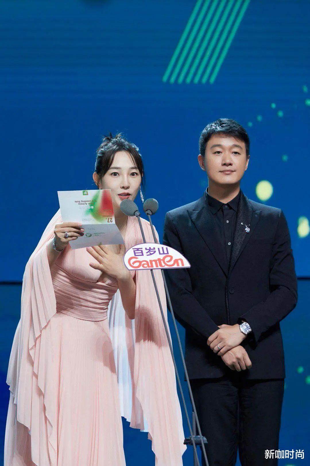 佟大为|佟大为上演“西装杀”，霸总气质藏不住，在白百何衬托下更潇洒