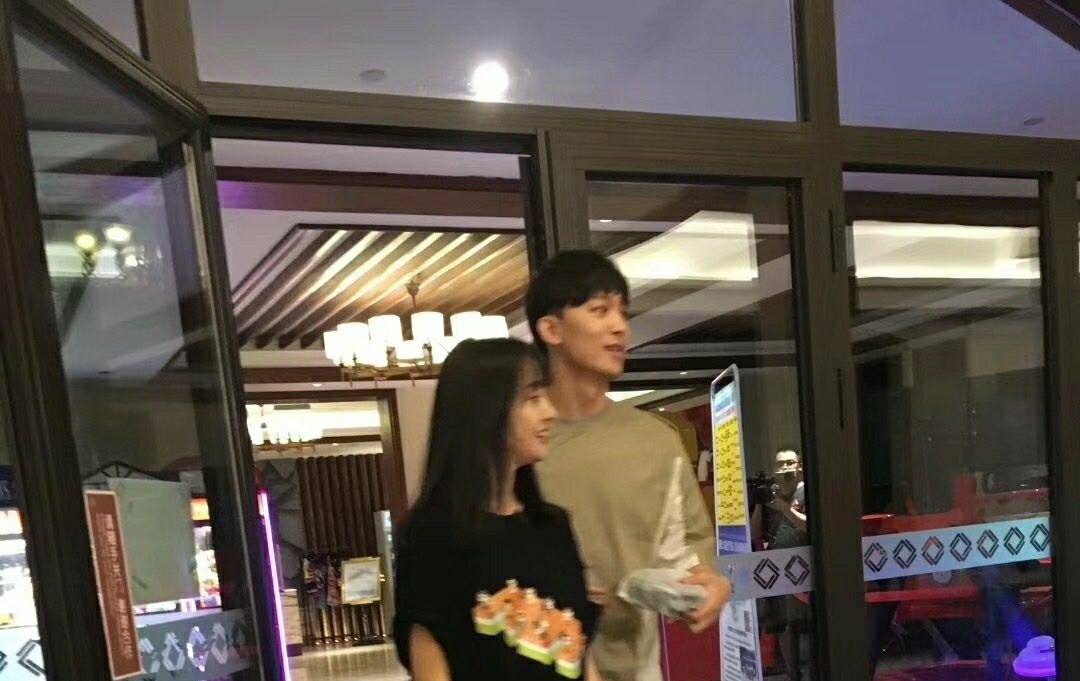 张恒|张恒在晒庆祝父亲节的文案下面，直接直言：你应该问问郑爽，她出轨了几次