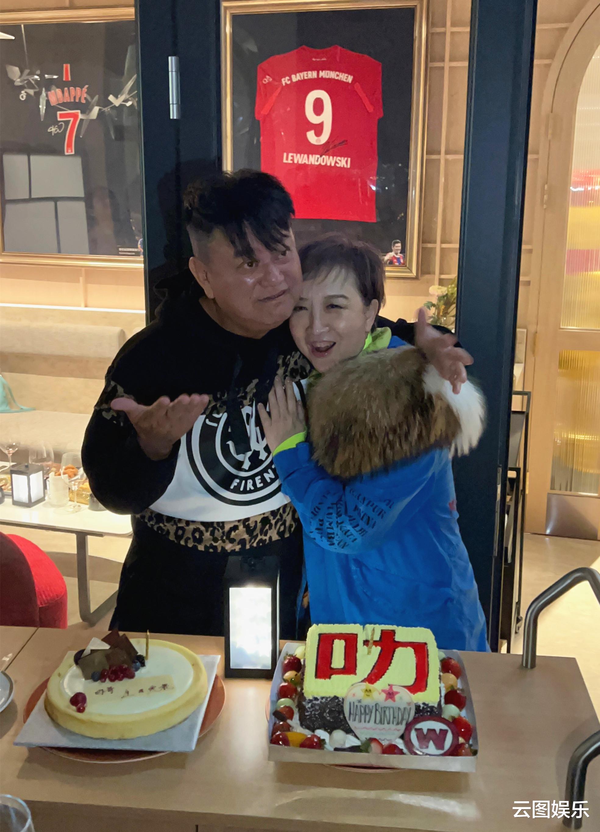 陈百祥|陈百祥携妻庆71岁生日，结婚42年无子女不在意，曾公开自嘲会绝后