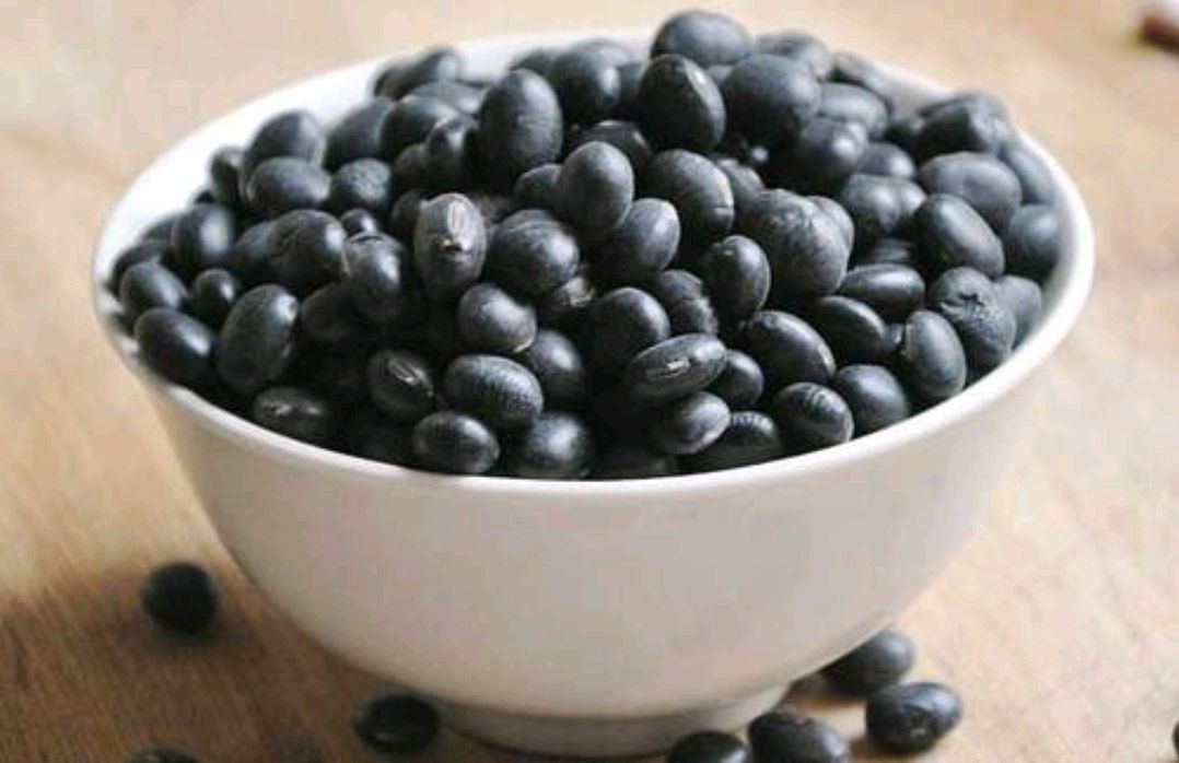 老姚说健康 天凉了,常吃黑豆或比吃肉强,若能搭配以后磨成粉冲水喝,真香啊