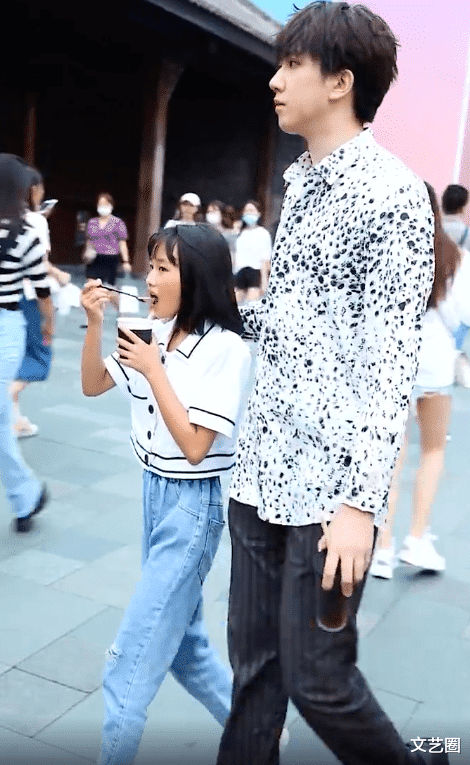 张迪|《变形计》张迪和丽姐逛街被偶遇，丽姐很潮大长腿吸睛，土味全无气质比张迪还社会