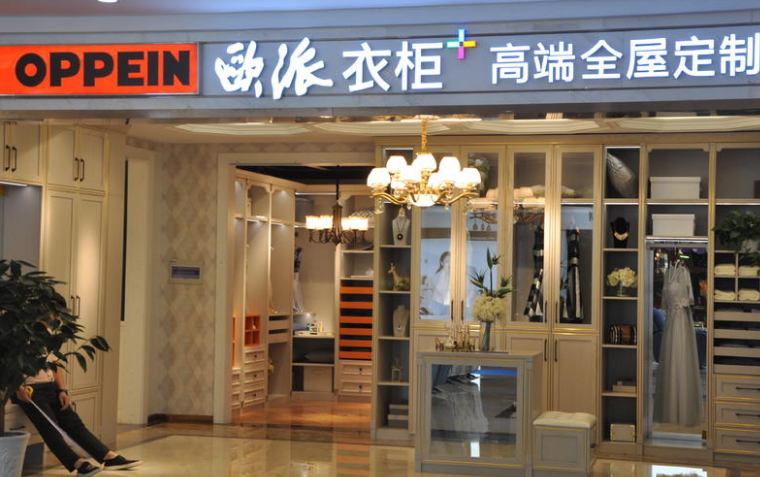 “穷小子”陪父母看房时,意外发现商机,造就1000亿上市公司!