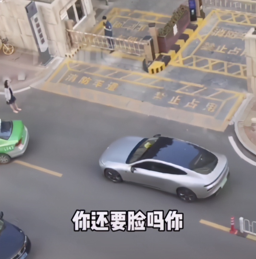 民生小鱼 珠海：女子当街拦车痛斥丈夫出轨，不要孩子，丈夫头也不回地离开