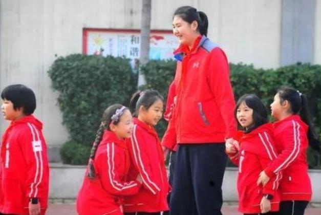姚明|“女版姚明”出现，13岁身高2米27超过姚明，妈妈是前国手