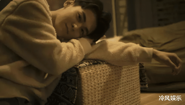 |十八线演员穷到只剩500元，现实支撑不了理想后只能退圈？