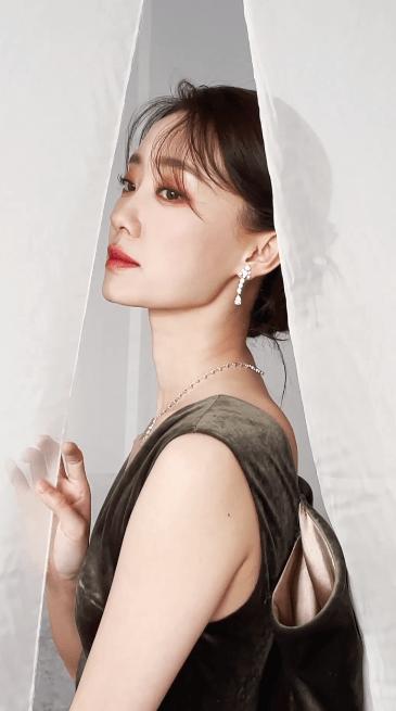 张小斐|张小斐写真大片曝光 一袭刺绣长裙优雅大气