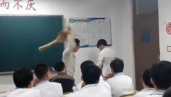 明日之后|山东某高职院校发生严重教师打人事件，校方已对涉事老师进行开除