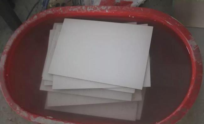 |农村贴瓷砖时为什么要泡水？目的是什么？泡水的作用巨大不能忽略