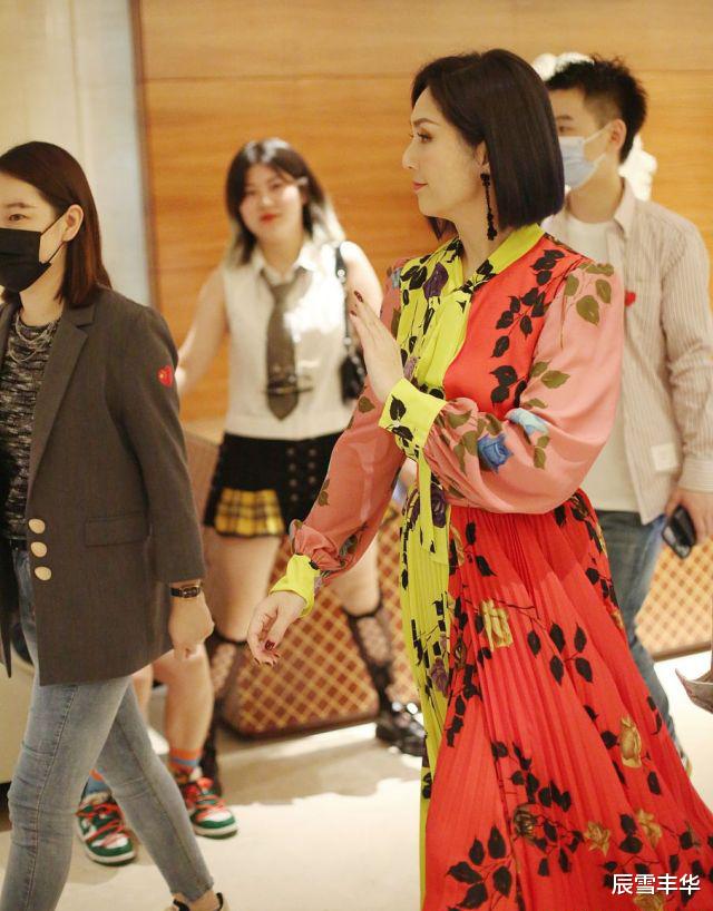 辰雪丰华 杨千嬅穿衣越来越独特,一身“红黄”撞色印花裙,别说还挺耀眼