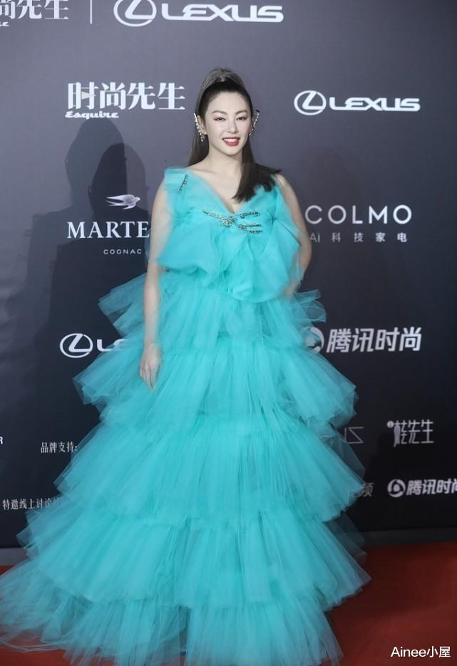 Ainee小屋 张雨绮年轻时挺瘦的，黄色挂脖裙尽显清纯，看肩膀就知道有多骨感
