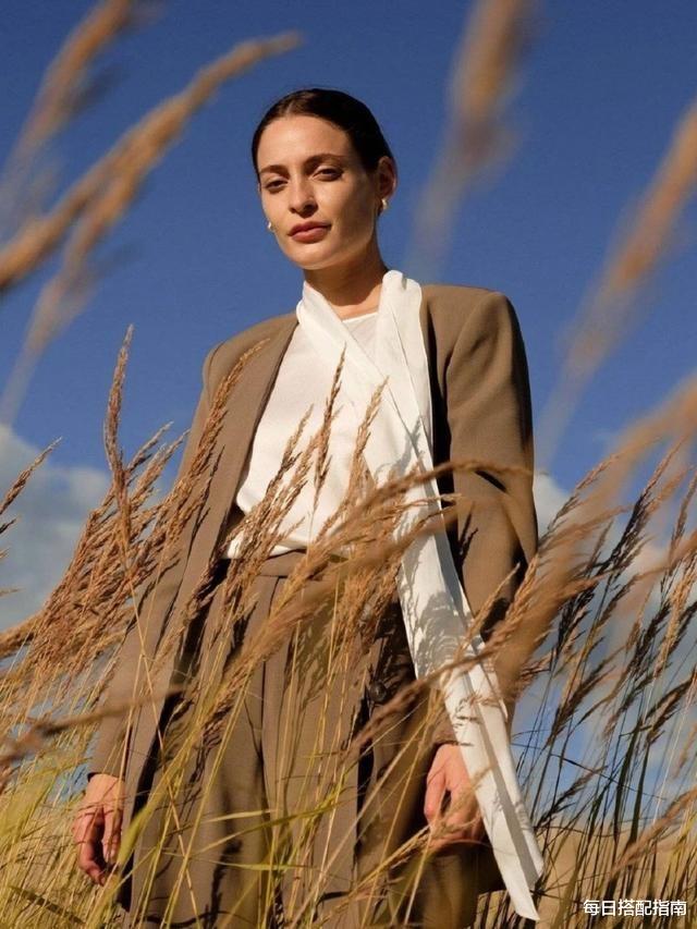 每日搭配指南 会“叠穿”的女人有多高级?秋季最全的“叠穿”攻略,保暖又时髦
