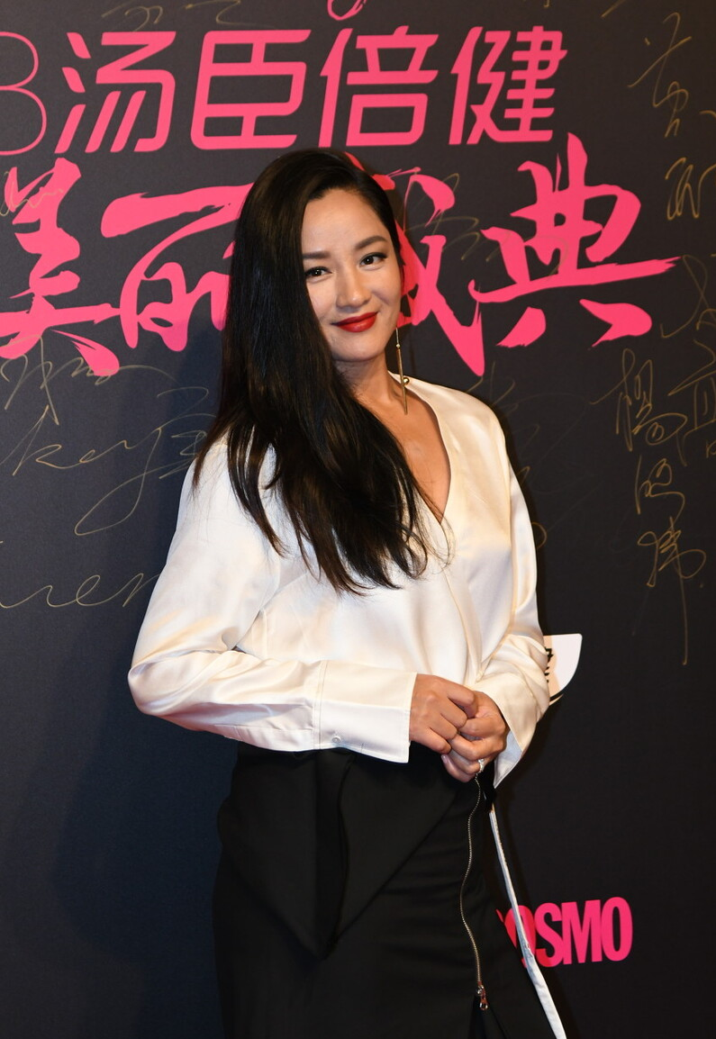 BiuFashion|“咖啡肤色”的瞿颖别有一番韵味，黑白穿搭气势很强，肌肉太明显