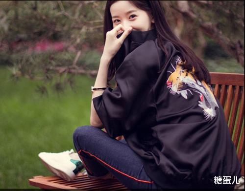 章泽天|章泽天回农村别拍,没滤镜素颜并不好看,但小19岁气质果然清纯!