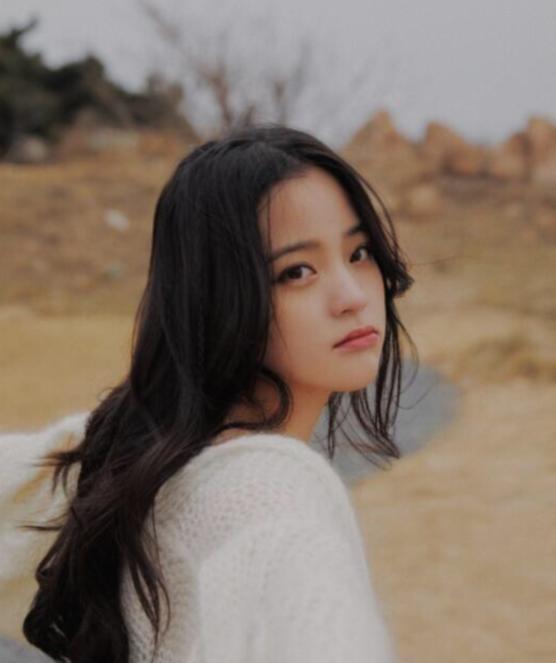 欧阳娜娜|欧阳娜娜为遮肚子把秋裤提到肚脐，她弯腰的画面，看得我当场自闭