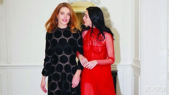 明星素颜|39岁LV太子妃家中招待闺蜜,纯素颜很真实,太子爷弹钢琴助兴