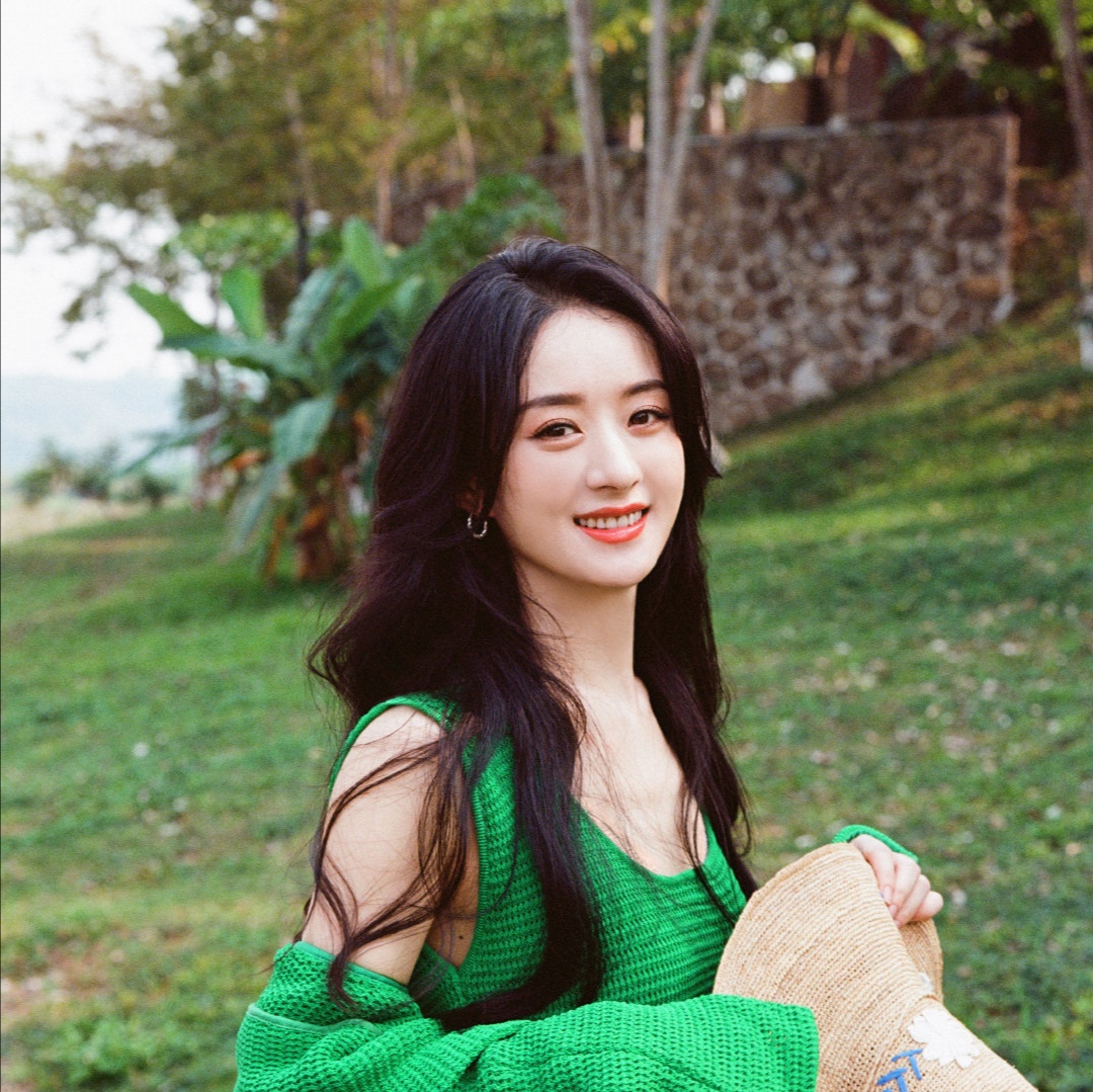 胡歌|赵丽颖新写真翻车:绿衣搭配白腿袜土到爆,眼袋水肿拉低颜值