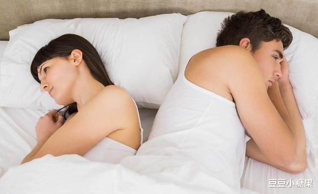 為什麼老公在睡覺時，總喜歡用腿“壓著你”，愛是裝不出來的-圖8