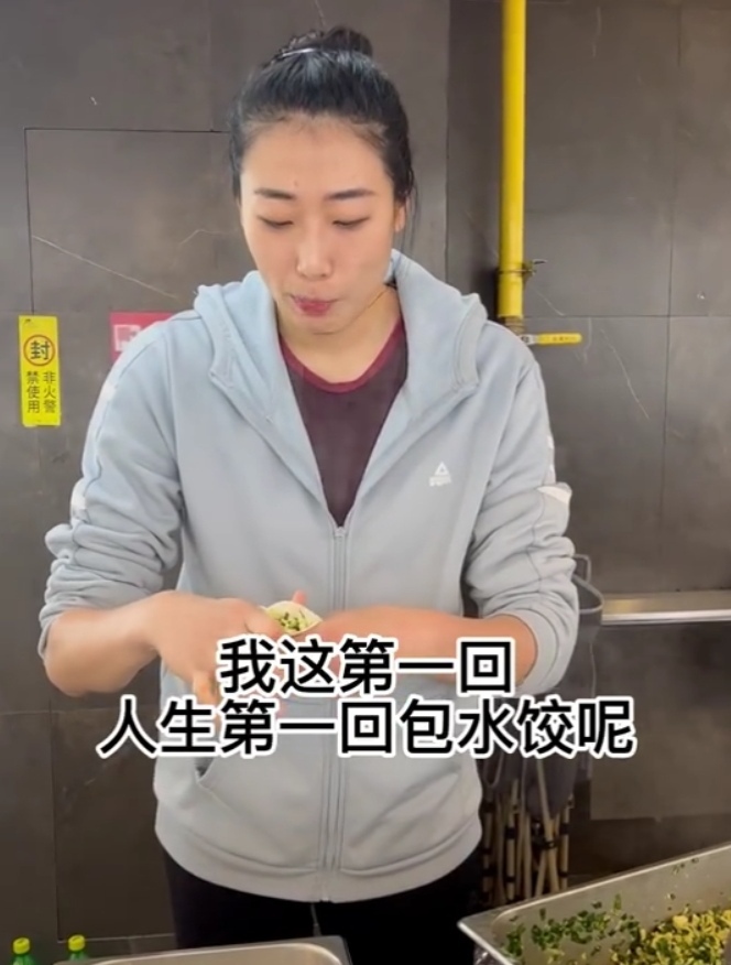 刘晏含|刘晏含赛区包饺子，又“秀”了一回交际能力，却遭教练蔡斌调侃