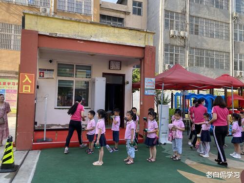 老白侃学习|教师的“迷之操作”，下雨天依旧进行放学流程，引起家长愤怒