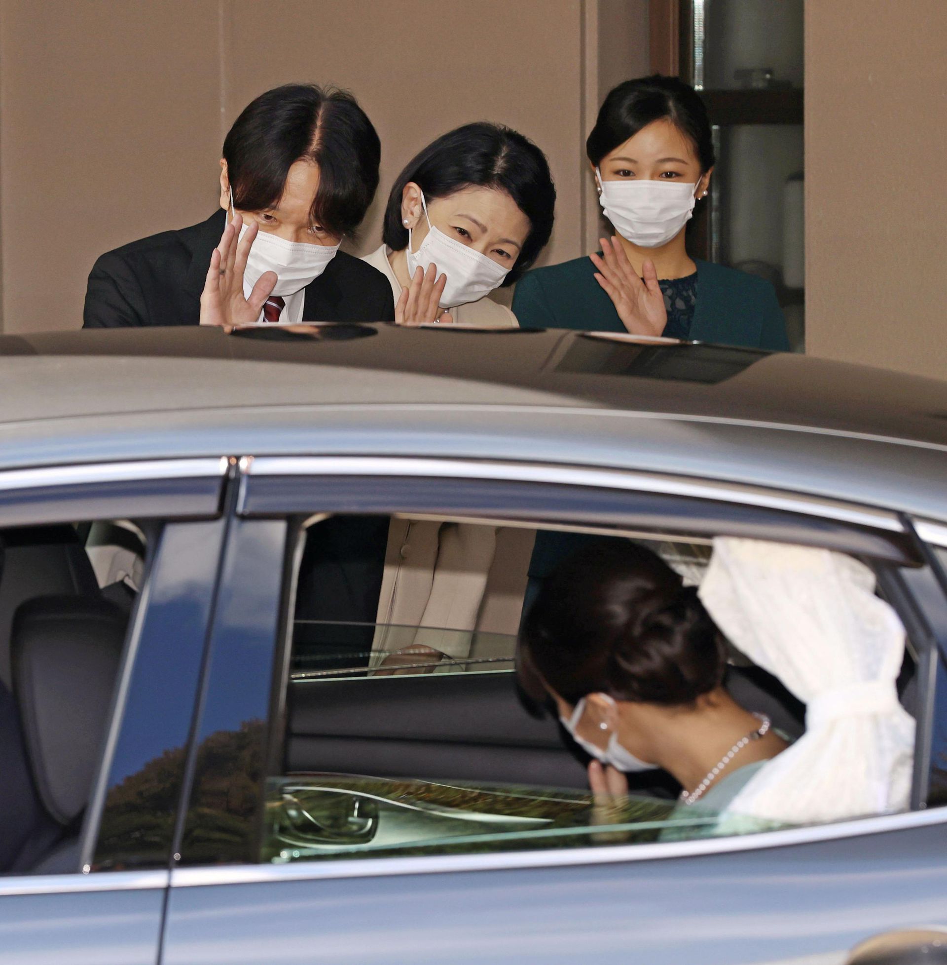 揭秘日本真子公主出嫁细节,与妹妹拥抱告别感染众人,无不落泪