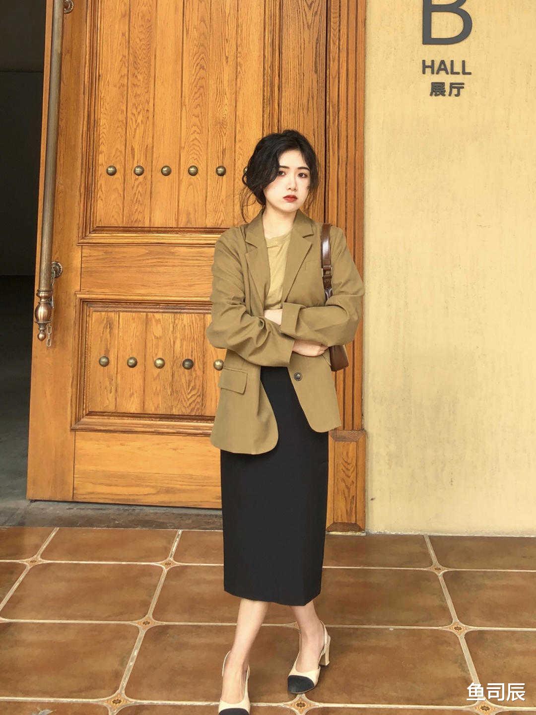 鱼司辰|西服不只是职业装，内搭T恤+印花半身裙，休闲又时髦，超好看