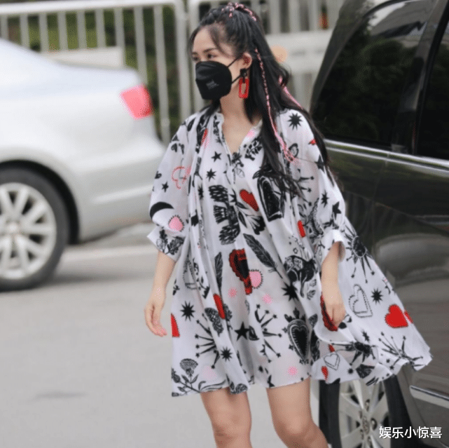 谢娜|谢娜怕被顶替着急复工？接孩子放学时暴露臃肿身材，抱娃也很吃力